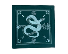 Lade das Bild in den Galerie-Viewer, BugLady Altartuch