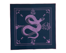 Lade das Bild in den Galerie-Viewer, BugLady Altartuch