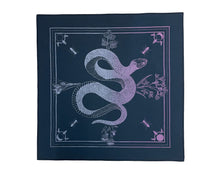 Lade das Bild in den Galerie-Viewer, BugLady Altartuch