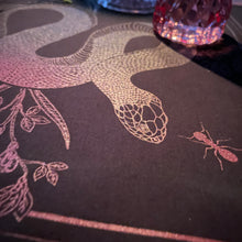 Lade das Bild in den Galerie-Viewer, BugLady Altartuch