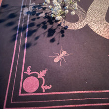 Lade das Bild in den Galerie-Viewer, BugLady Altartuch