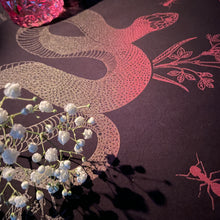 Lade das Bild in den Galerie-Viewer, BugLady Altartuch