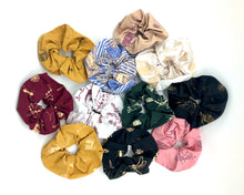 Lade das Bild in den Galerie-Viewer, BugLady x Lui Luis Scrunchies