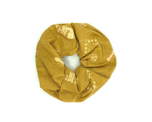 Lade das Bild in den Galerie-Viewer, BugLady x Lui Luis Scrunchies