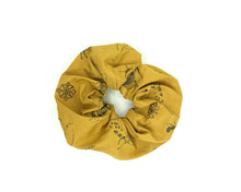 Lade das Bild in den Galerie-Viewer, BugLady x Lui Luis Scrunchies
