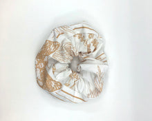 Lade das Bild in den Galerie-Viewer, BugLady x Lui Luis Scrunchies