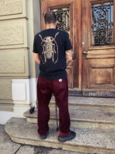 Lade das Bild in den Galerie-Viewer, BugLady | Straight Fit T-Shirt | Leopard Beetle
