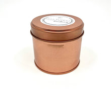 Lade das Bild in den Galerie-Viewer, Miss Poppy&#39;s | Duftkerze | Sandalwood Vanilla

