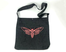 Lade das Bild in den Galerie-Viewer, BugLady x Lui Luis Stofftasche
